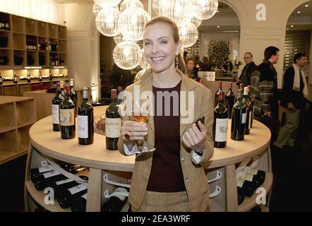 Die französische Schauspielerin und Winzerin Carole Bouquet verkostet am 20. April 2005 im Rahmen der Präsentation der Weine, die auf ihren Weinbergen auf der Insel Pantelleria in Italien produziert werden, ein Glas des Weißweines "angue d'Oro" im Weinshop "Bordeaux-Magnum" in Bordeaux, Südwestfrankreich. Das Weingeschäft wird auch Olivenöl verkaufen, das auf den italienischen Ländereien von Carole Bouquet hergestellt wird. Foto von Patrick Bernard/ABACA. Stockfoto