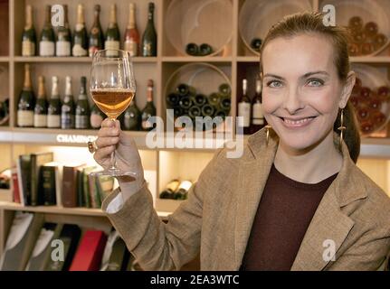 Die französische Schauspielerin und Winzerin Carole Bouquet verkostet am 20. April 2005 im Rahmen der Präsentation der Weine, die auf ihren Weinbergen auf der Insel Pantelleria in Italien produziert werden, ein Glas des Weißweines "angue d'Oro" im Weinshop "Bordeaux-Magnum" in Bordeaux, Südwestfrankreich. Das Weingeschäft wird auch Olivenöl verkaufen, das auf den italienischen Ländereien von Carole Bouquet hergestellt wird. Foto von Patrick Bernard/ABACA. Stockfoto