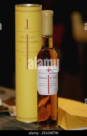 Eine Flasche 'Sangue d'Oro', ein Weißwein, der von der französischen Schauspielerin und Winzerin Carole Bouquet am 20. April 2005 im Weinshop 'Bordeaux-Magnum' in Bordeaux, Südwestfrankreich, im Rahmen der Präsentation der Weine, die in ihren Weinbergen auf der Insel Pantelleria in Italien hergestellt wurden, an die Fachleute hergebracht wurde. Das Weingeschäft wird auch Olivenöl verkaufen, das auf den italienischen Ländereien von Carole Bouquet hergestellt wird. Foto von Patrick Bernard/ABACA. Stockfoto