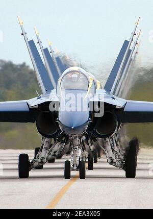 F/A-18A Hornets vom Flugdemonstrationsteam der US Navy die Blue Angels setzen ihre Präzisionsshow fort, während sie zurück zu ihrer Fluglinie fahren, nachdem sie am 16. April 2005 vor der Menge auf der Coastal Carolina Air Show 2005 in Wilmington, NC, auftrat. Foto von Daniel J. McLain/US NAVY/DOD/ABACA. Stockfoto