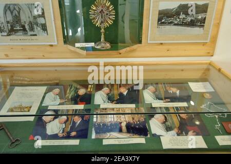 Im Museum der kleinen Stadt Marktl am Inn, in Bayern, wo Papst Benedikt XVI. Geboren wurde, hat sich in ein paar Tagen ein "Papstgeschäft" entwickelt, in dem vieles den Namen des Papstes trägt. Foto von Ammar Abd Rabbo/ABACA. Stockfoto