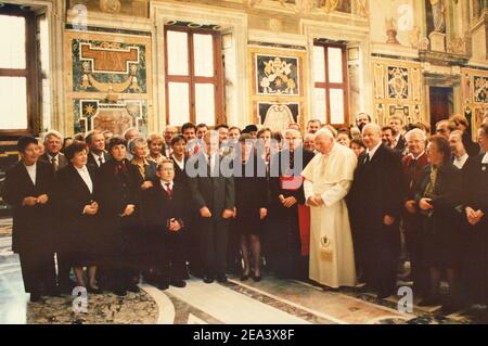 Im Inneren des Museums ein Foto des Besuchs, den der Bürger von Marktl dem Papst Johannes Paul II. Im Jahr 1987 gezahlt hat. Das Städtchen Marktl am Inn in Bayern, in dem Papst Benedikt XVI. Geboren wurde, hat sich in wenigen Tagen zu einem "Papstgeschäft" entwickelt, in dem vieles den Namen des Papstes trägt. Foto von Ammar Abd Rabbo/ABACA. Stockfoto