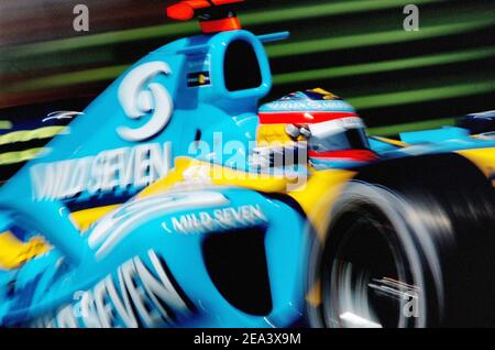 Der spanische Formel-1-Fahrer Fernando Alonso (Renault) im Einsatz während der Formel-1-Strecke in Imola, Italien, am 22. April 2005. Foto von Thierry Gromik/CAMELEON/ABACA. Stockfoto