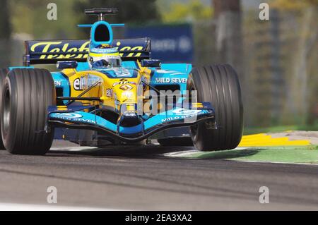 Der italienische Formel-1-Fahrer Giancarlo Fisichella (Renault) im Einsatz während der Formel-1-Strecke in Imola, Italien, am 23. April 2005. Foto von Thierry Gromik/CAMELEON/ABACA. Stockfoto