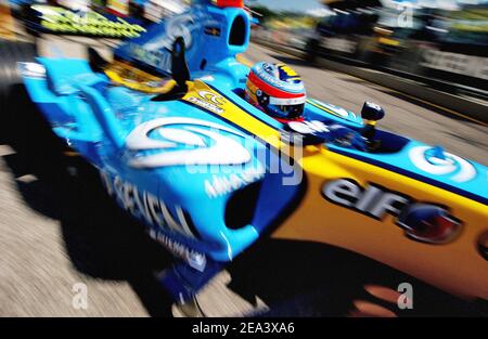 Der spanische Formel-1-Fahrer Fernando Alonso (Renault) im Einsatz während der Formel-1-Strecke in Imola, Italien, am 22. April 2005. Foto von Thierry Gromik/CAMELEON/ABACA. Stockfoto