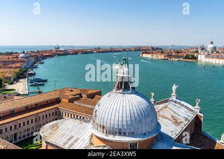 Schöne Stadtansicht von Venedig und Giudecca Kanal vom Glockenturm der Basilika von San Giorgio Maggiore, Italien Stockfoto