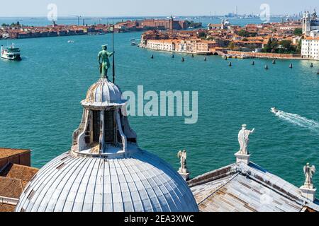 Schöne Stadtansicht von Venedig und Giudecca Kanal vom Glockenturm der Basilika von San Giorgio Maggiore, Italien Stockfoto