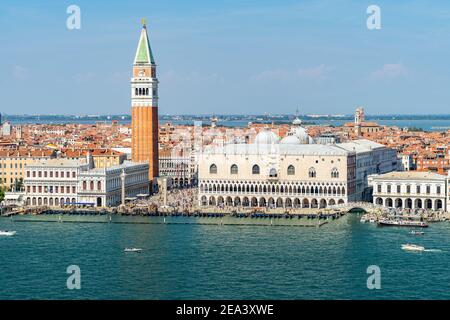Blick auf Venedig an einem klaren sonnigen Tag mit den berühmtesten Sehenswürdigkeiten: Markusdom Glockenturm und Dogenpalast Stockfoto