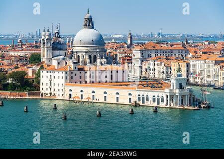 Blick auf den Giudecca Kanal in Venedig vom Glockenturm von San Giorgio Maggiore, mit Punta della Dogana und den Kuppeln von Santa Maria della Salute Stockfoto