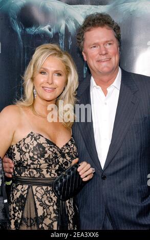 Kathy Hilton und Rick Hilton besuchen am 26. April 2005 die Premiere des 'House of Wax' im Mann Village Theater in Westwood, Los Angeles, CA, USA. Foto von Lionel Hahn/ABACA. Stockfoto