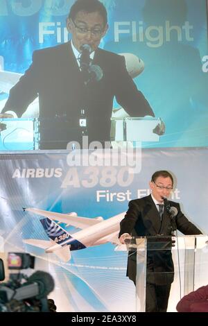 Airbus-Präsident und CEO Noel Forgeard hält eine Pressekonferenz ab, nachdem der Airbus A380, das größte Passagierflugzeug der Luftfahrtgeschichte, am 27. April 2005 vom Flughafen Toulouse-Blagnac bei Toulouse im Südwesten Frankreichs zum Jungfernflug aufbricht. Foto von Patrick Bernard/ABACA. Stockfoto