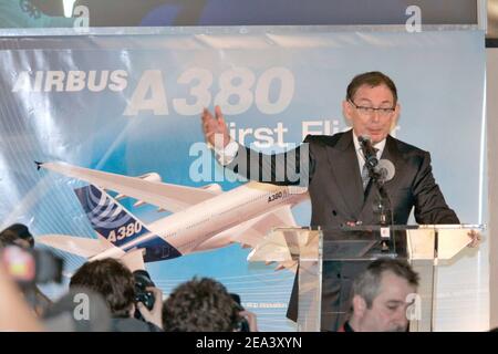 Airbus-Präsident und CEO Noel Forgeard hält eine Pressekonferenz ab, nachdem der Airbus A380, das größte Passagierflugzeug der Luftfahrtgeschichte, am 27. April 2005 vom Flughafen Toulouse-Blagnac bei Toulouse im Südwesten Frankreichs zum Jungfernflug aufbricht. Foto von Patrick Bernard/ABACA. Stockfoto