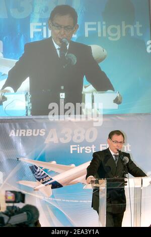 Airbus-Präsident und CEO Noel Forgeard hält eine Pressekonferenz ab, nachdem der Airbus A380, das größte Passagierflugzeug der Luftfahrtgeschichte, am 27. April 2005 vom Flughafen Toulouse-Blagnac bei Toulouse im Südwesten Frankreichs zum Jungfernflug aufbricht. Foto von Patrick Bernard/ABACA. Stockfoto