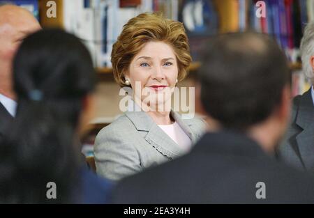 First Lady Laura Bush besucht am 27. April 2005 die Sun Valley Middle School in Los Angeles, CA, USA, für ein "Helping Americas Youth Event". Foto von Lionel Hahn/ABACA. Stockfoto