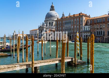 Gondelanlegestelle auf dem Canal Grande in der Nähe der Basilika Santa Maria della Salute, Venedig, Italien Stockfoto