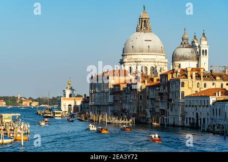 Schönes venezianisches Stadtbild bei Sonnenuntergang, mit Blick auf den Canale Grande und die Kuppeln von Santa Maria della Salute, Venedig, Italien Stockfoto