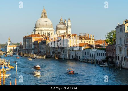 Schönes venezianisches Stadtbild bei Sonnenuntergang, mit Blick auf den Canale Grande und die Kuppeln von Santa Maria della Salute, Venedig, Italien Stockfoto