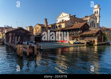 Squero di San Trovaso ist eine antike Werkstatt in Venedig, wo Gondeln gebaut und repariert werden, Venedig, Italien Stockfoto