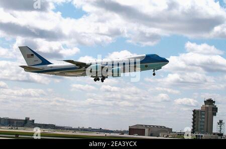 'Air Force One', das Flugzeug des US-Präsidenten, hebt sich vom Flughafen Minneapolis am 26. April 2004 ab. Wesentliche Unterschiede zwischen dem VC-25A und der Standard-Boeing 747, abgesehen von der Anzahl der beförderten Passagiere, sind die elektronische und Kommunikationsausrüstung an Bord der Air Force One, seine Inneneinrichtung und -Ausstattung, der in sich geschlossene Gepäcklader, die Front- und After-Stairs sowie die Fähigkeit zum Betanken während des Fluges. Diese Flugzeuge werden von der Präsidentenaircrew geflogen, von der Präsidentenabteilung gewartet und sind dem 89th Airlift Wing des Air Mobility Command zugeordnet, und Stockfoto