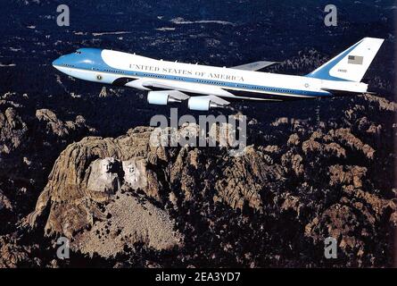 'Air Force One', das Flugzeug des US-Präsidenten. Wesentliche Unterschiede zwischen dem VC-25A und der Standard-Boeing 747, abgesehen von der Anzahl der beförderten Passagiere, sind die elektronische und Kommunikationsausrüstung an Bord der Air Force One, seine Inneneinrichtung und -Ausstattung, der in sich geschlossene Gepäcklader, die Front- und After-Stairs sowie die Fähigkeit zum Betanken während des Fluges. Diese Flugzeuge werden von der Präsidentenaircrew geflogen, von der Präsidentenabteilung gewartet und sind dem 89th Airlift Wing des Air Mobility Command zugewiesen, Andrews Air Force Base, MD. Foto von USAF/ABACA. Stockfoto