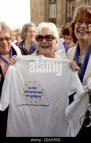 Die französische Sängerin und Schauspielerin Line Renaud zeigt ein T-Shirt mit der Aufschrift "mit Frauen, wir gewinnen", während des Women's Meeting for Europe, das am 29. April 2005 auf dem Trocadero in Paris, Frankreich, anlässlich des 6Oth. Jahrestages der ersten Teilnahme von Frauen an den französischen Wahlen stattfand, Die Kommunalwahlen vom 29. April und 13. Mai 1945. Foto von Mousse/ABACA. Stockfoto