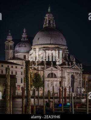 Nachtansicht der Kirche Santa Maria della Salute mit ihren markanten Kuppeln auf dem Gran Canal, Venedig, Italien Stockfoto