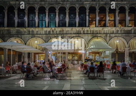 Venedig, Italien, 12. September 2020 – Außenansicht des Grancaffè Quadri bei Nacht, eines der luxuriösesten Cafés in Venedig Stockfoto