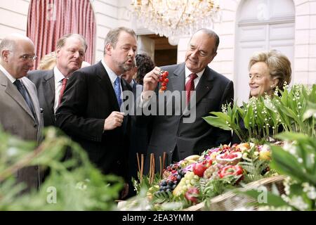 Der französische Präsident Jacques Chirac und seine Frau Bernadette Chirac während der traditionellen Maiglöckchen-Zeremonie am 1. Mai 2005 im Elysee-Palast in Paris, Frankreich. Foto von Lafargue/Pool/ABACA. Stockfoto