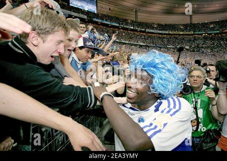 Der Straßburger Fußballspieler Mamadou Niang feiert am Samstag, den 30. April 2005, den Sieg des Fußballfinales Coupe de la Ligue zwischen Straßburg und Caen (2-1) im Stade de de France Stadion in Saint Denis, nördlich von Paris, Frankreich. Foto von Laurent Zabulon/CAMELEON/ABACA. Stockfoto