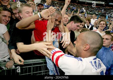 Der Straßburger Fußballspieler Cedric Kante feiert am Samstag, den 30. April 2005, den Sieg des Fußballfinales Coupe de la Ligue zwischen Straßburg und Caen (2-1) im Stade de de France Stadion in Saint Denis, nördlich von Paris, Frankreich. Foto von Laurent Zabulon/CAMELEON/ABACA. Stockfoto