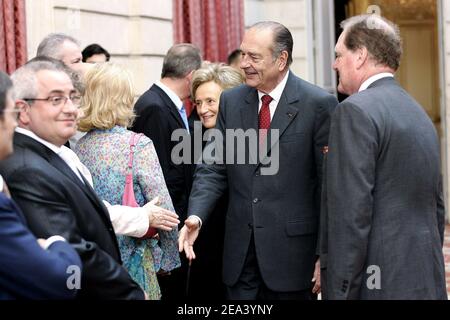 Der französische Präsident Jacques Chirac schüttelt die Hände mit den Gästen während der traditionellen Maiglöckchen-Zeremonie, die am 1. Mai 2005 im Elysee-Palast in Paris, Frankreich, stattfand. Foto von Lafargue/Pool/ABACA. Stockfoto