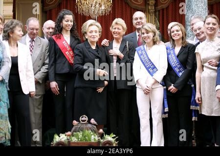 Der französische Präsident Jacques Chirac und seine Frau Bernadette Chirac posieren mit den Ladenbesitzern auf dem nationalen Lebensmittelmarkt von Rungis während der traditionellen Maiglöckchen-Zeremonie am 1. Mai 1 im Elysee-Palast in Paris, Frankreich. 2005 Foto von Lafargue/Pool/ABACA. Stockfoto