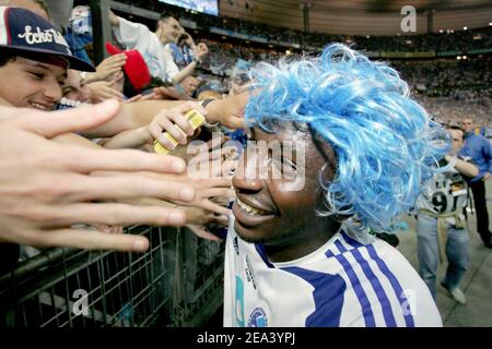 Der Straßburger Fußballspieler Mamadou Niang feiert am Samstag, den 30. April 2005, den Sieg des Fußballfinales Coupe de la Ligue zwischen Straßburg und Caen (2-1) im Stade de France-Stadion in Saint Denis, nördlich von Paris. Foto von Laurent Zabulon/CAMELEON/ABACA. Stockfoto