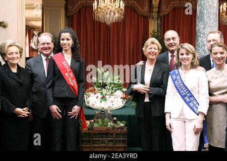 Der französische Präsident Jacques Chirac und seine Frau Bernadette Chirac posieren mit den Ladenbesitzern auf dem nationalen Lebensmittelmarkt von Rungis während der traditionellen Maiglöckchen-Zeremonie am 1. Mai 1 im Elysee-Palast in Paris, Frankreich. 2005 Foto von Lafargue/Pool/ABACA. Stockfoto