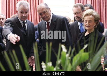 Der französische Präsident Jacques Chirac und seine Frau Bernadette Chirac während der traditionellen Maiglöckchen-Zeremonie am 1. Mai 2005 im Elysee-Palast in Paris, Frankreich. Foto von Lafargue/Pool/ABACA. Stockfoto