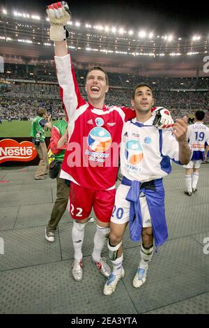 Der Straßburger Fußballspieler Remy Vercoutre und Yacine Abdessadki feiern am Samstag, den 30. April 2005, den Sieg des Fußballfinales Coupe de la Ligue zwischen Straßburg und Caen (2-1) im Stade de France-Stadion in Saint Denis, nördlich von Paris, Frankreich. Foto von Laurent Zabulon/CAMELEON/ABACA. Stockfoto