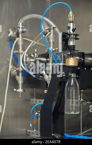 Vertikales Hintergrundbild der Flaschenabfüllmaschine in der Lebensmittelfabrik, Platz kopieren Stockfoto