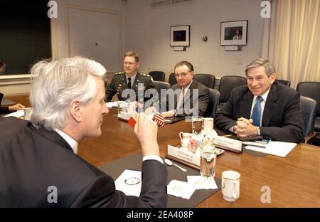 Der stellvertretende Verteidigungsminister Paul Wolfowitz (rechts) trifft sich am 2. Mai 2005 mit dem französischen Außenminister Michel Barnier (im Vordergrund) im Pentagon. Diskutiert werden eine Reihe von Sicherheitsfragen, die für beide Nationen von Interesse sind. Unter den Teilnehmern des Treffens auf US-amerikanischer Seite sind der Landesdirektor des Verteidigungsministeriums für Frankreich, Majors James Bogle (links), und der Direktor für Nordeuropa-Politik, Jess Kelso (Mitte). Foto von R. D. ward/DOD via ABACA. Stockfoto