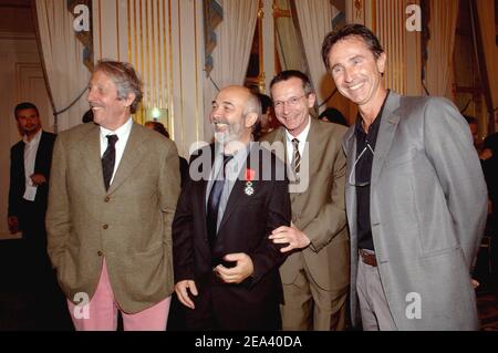 Der französische Schauspieler Gerard Jugnot (2nd L) posiert mit den Schauspielern Jean Rochefort (L) und Thierry Lhermitte (R) und Regisseur Patrice Leconte (2nd R) Nachdem ihm der Orden "Chevalier de la Legion d'Honneur" vom französischen Kunstminister Renaud Donnedieu de Vabres am 4. Mai 2005, am Tag seines 54th. Geburtstages, im Pariser Ministerium übergeben wurde. Foto von Giancarlo Gorassini/ABACA. Stockfoto