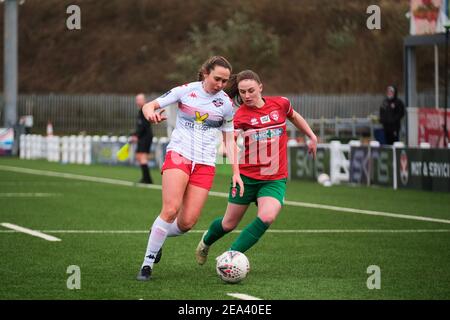 Coventry, Großbritannien. Februar 2021, 07th. Rhian Cleverley (#3 Lewes) kämpft während des FA Women's Championship Matches zwischen Coventry United und Lewes in der Butts Park Arena in Coventry, England, um den Ball. Kredit: SPP Sport Presse Foto. /Alamy Live Nachrichten Stockfoto