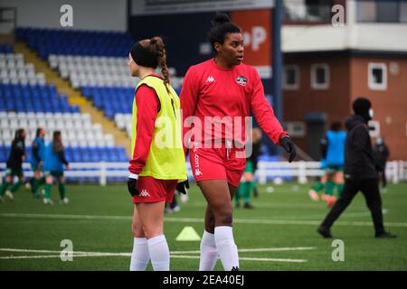 Coventry, Großbritannien. Februar 2021, 07th. INI Umotong (#15 Lewes) erwärmt sich vor dem FA Women's Championship Match zwischen Coventry United und Lewes in der Butts Park Arena in Coventry, England. Kredit: SPP Sport Presse Foto. /Alamy Live Nachrichten Stockfoto