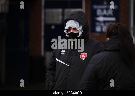 Coventry, Großbritannien. Februar 2021, 07th. Coventry United-Spieler halten sich vor dem FA Women's Championship-Spiel zwischen Coventry United und Lewes in der Butts Park Arena in Coventry, England, warm. Kredit: SPP Sport Presse Foto. /Alamy Live Nachrichten Stockfoto