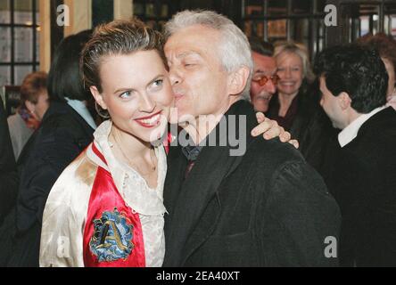 Der französische Schauspieler und Regisseur Jean-Luc Moreau und seine Freundin, Schauspielerin Mathilde Penin, bei der Preisverleihung des Molieres Theaters 19th am 9. Mai 2005 im Theater Mogador in Paris. Foto von Gorassini-Zabulon/ABACA. Stockfoto