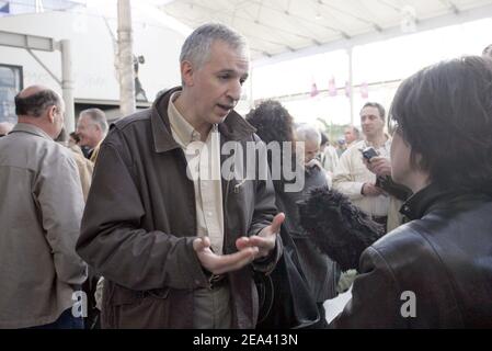 Philippe Cuq, Vorsitzender der Gruppe 'Surgeons of France', kommt mit Hunderten von französischen Chirurgen am Bahnhof Gare du Nord in Paris, Frankreich, am 10. Mai 2005 an. Vor dem Einsteigen in einen Eurostar-Zug nach Großbritannien zu Beginn eines symbolischen viertägigen Exils, das von der Gruppe "Surgeons of France" organisiert wurde, um gegen sinkende Einkommen und steigende Versicherungsraten zu protestieren. Die Demonstranten planen, den Rest der Woche im englischen Ferienort Camber Sands zu verbringen. Foto von Mousse/ABACA. Stockfoto