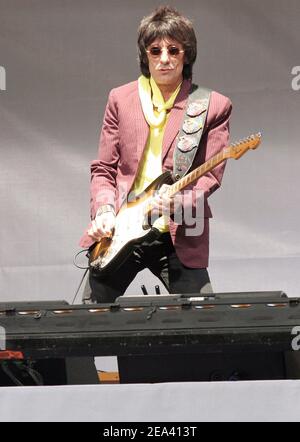 Ronnie Wood tritt während der Pressekonferenz der Rolling Stones auf, die am 10. Mai 2005 an der Julliard School of Music Plaza in New York City, NY, USA, stattfand. Die Stones haben auch ihre neue World Tour angekündigt, die diesen Sommer beginnen soll. Foto von Tim Grant/ABACA Stockfoto