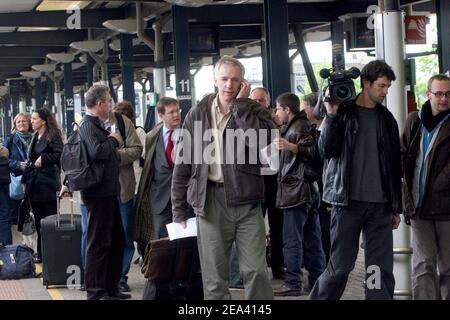 Philippe Cuq (C), Vorsitzender der Gruppe "Surgeons of France", kommt am 10. Mai 2005 mit Hunderten von französischen Chirurgen am Bahnhof Ashford International, Sussex, Großbritannien, an. Zu Beginn eines viertägigen symbolischen "Exils", das von der Gruppe "Verliese Frankreichs" organisiert wurde, um gegen sinkende Einkommen und steigende Versicherungsraten zu protestieren. Die Demonstranten planen, den Rest der Woche im englischen Ferienort Camber Sands zu verbringen. Foto von Mousse/ABACA. Stockfoto