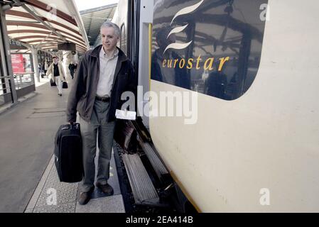 Philippe Cuq, Vorsitzender der Gruppe 'Surgeons of France', kommt mit Hunderten von französischen Chirurgen am Bahnhof Gare du Nord in Paris, Frankreich, am 10. Mai 2005 an. Vor dem Einsteigen in einen Eurostar-Zug nach Großbritannien zu Beginn eines symbolischen viertägigen Exils, das von der Gruppe "Surgeons of France" organisiert wurde, um gegen sinkende Einkommen und steigende Versicherungsraten zu protestieren. Die Demonstranten planen, den Rest der Woche im englischen Ferienort Camber Sands zu verbringen. Foto von Mousse/ABACA. Stockfoto