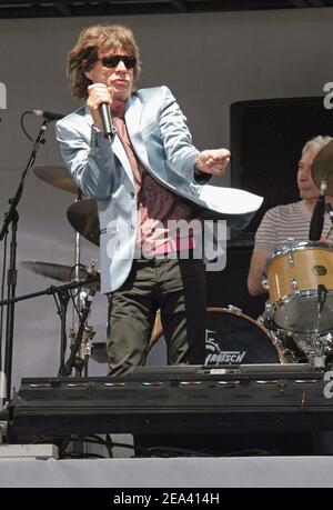 Mick Jagger tritt während der Pressekonferenz der Rolling Stones auf, die am 10. Mai 2005 an der Julliard School of Music Plaza in New York City, NY, USA, stattfand. Die Stones haben auch ihre neue World Tour angekündigt, die diesen Sommer beginnen soll. Foto von Tim Grant/ABACA Stockfoto