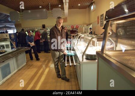 Philippe Cuq, Vorsitzender der Gruppe "Surgeons of France", am 10. Mai 2005 im Coffeshop des Camber Sands Resorts, Sussex, Großbritannien. Cuq kam mit Hunderten von französischen Chirurgen für ein symbolisches "Exil" an, das von der Gruppe "Verliese Frankreichs" organisiert wurde, um gegen sinkende Einkommen und steigende Versicherungsraten zu protestieren. Foto von Mousse/ABACA. Stockfoto