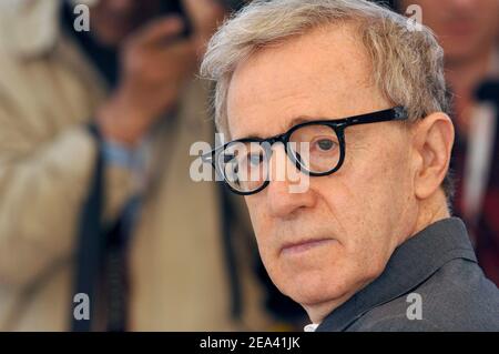 US-Regisseur Woody Allen posiert bei der Fotozelle für seinen Film 'Match Point', der am 12. Mai 2005 bei den internationalen Filmfestspielen von Cannes 58th in Cannes, Südfrankreich, außer Konkurrenz präsentiert wurde. Foto von Hahn-Klein-Nebinger/ABACA Stockfoto